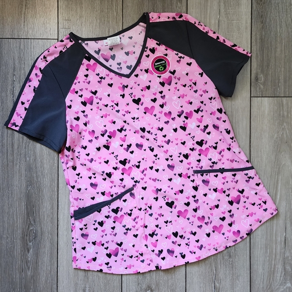 Small pink heart print scrub top - Picture 3 of 13